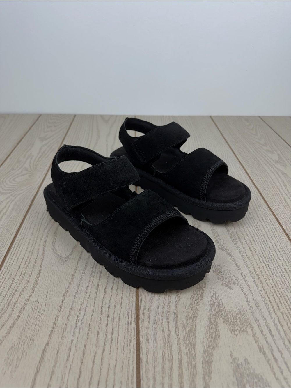 Koolaburra by UGG Women's Tizz Adjustable Suede Sandals US9 Black $80